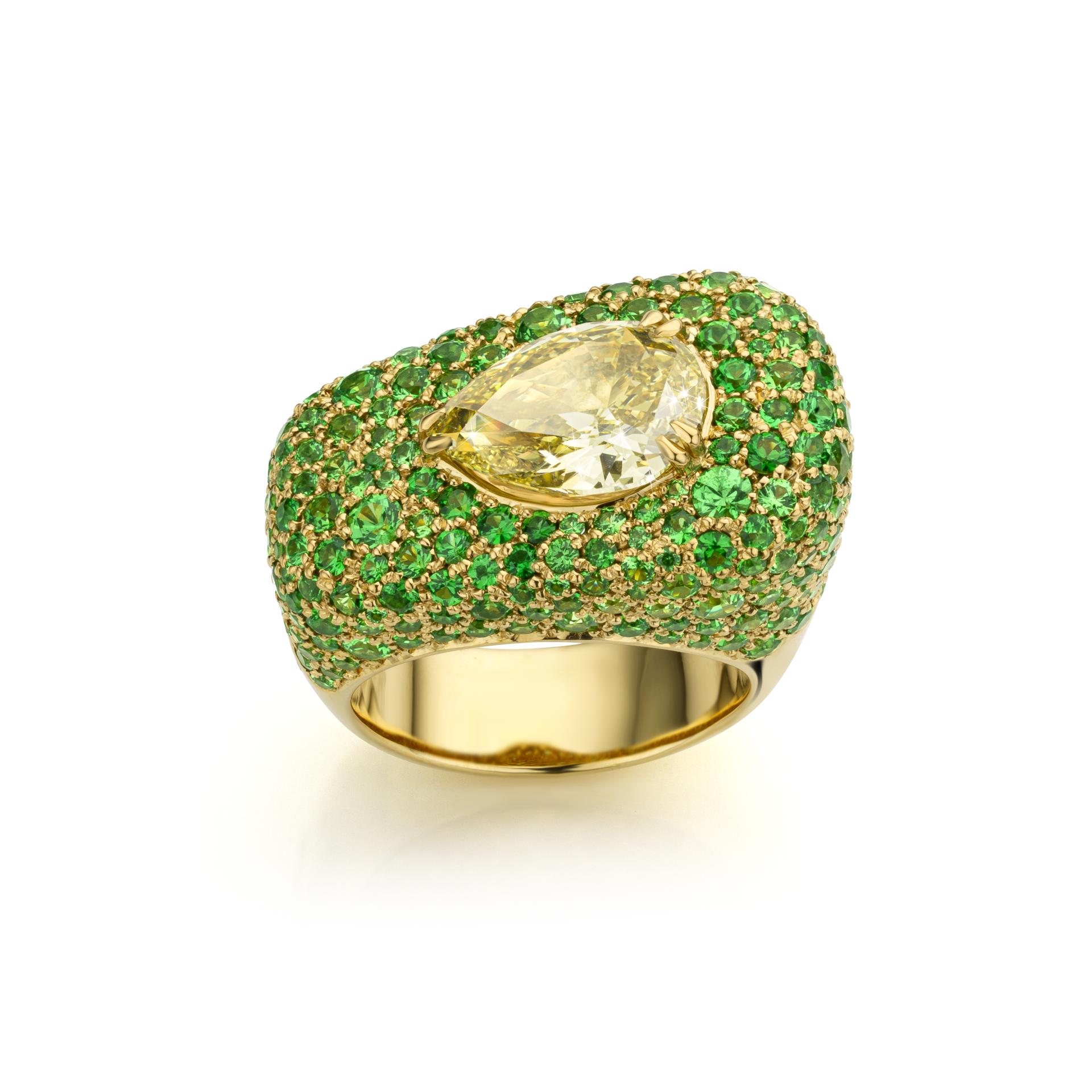 Geelgouden ring gezet met een gele diamant en tsavorieten made by Maison De Greef