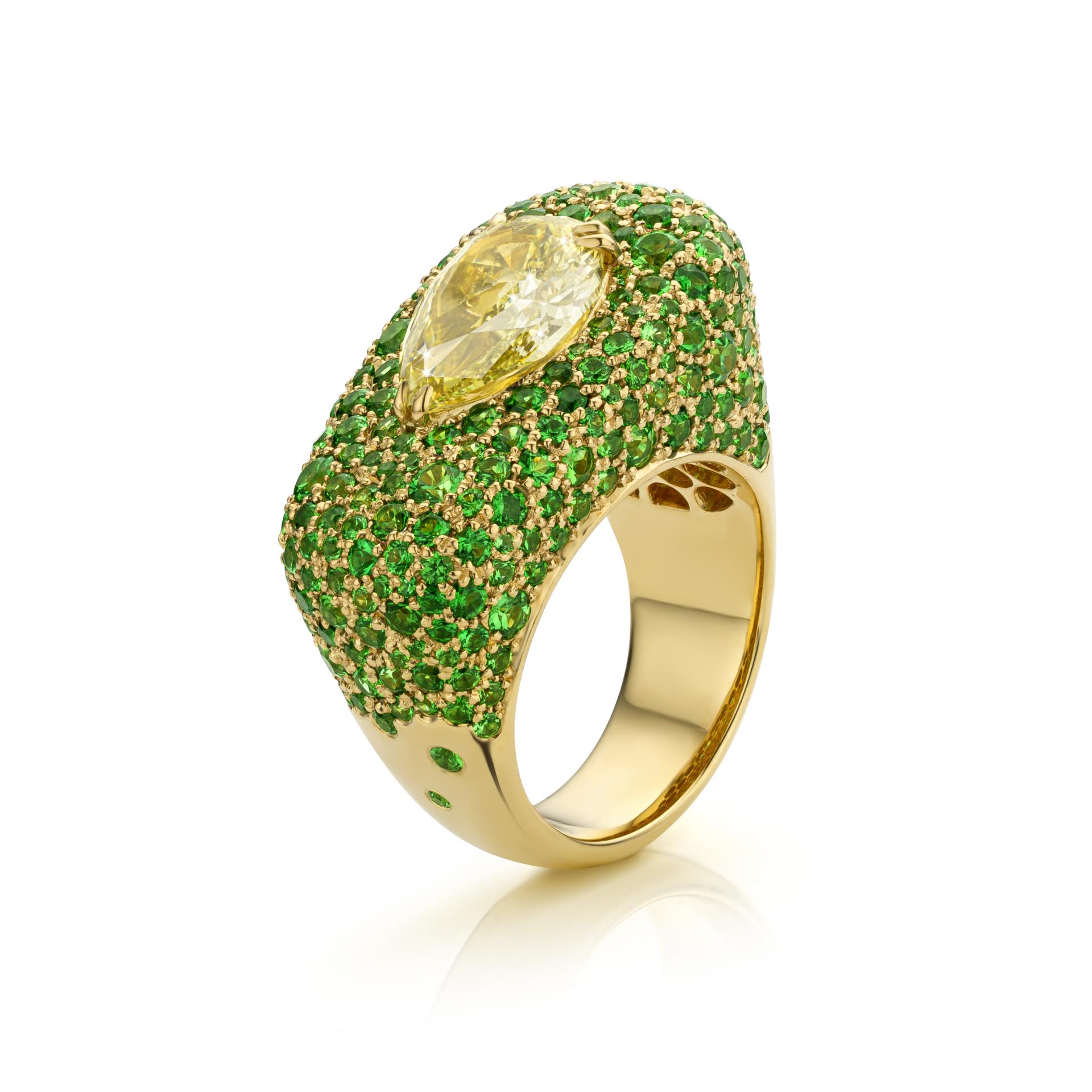 Geelgouden ring gezet met een gele diamant en tsavorieten made by Maison De Greef
