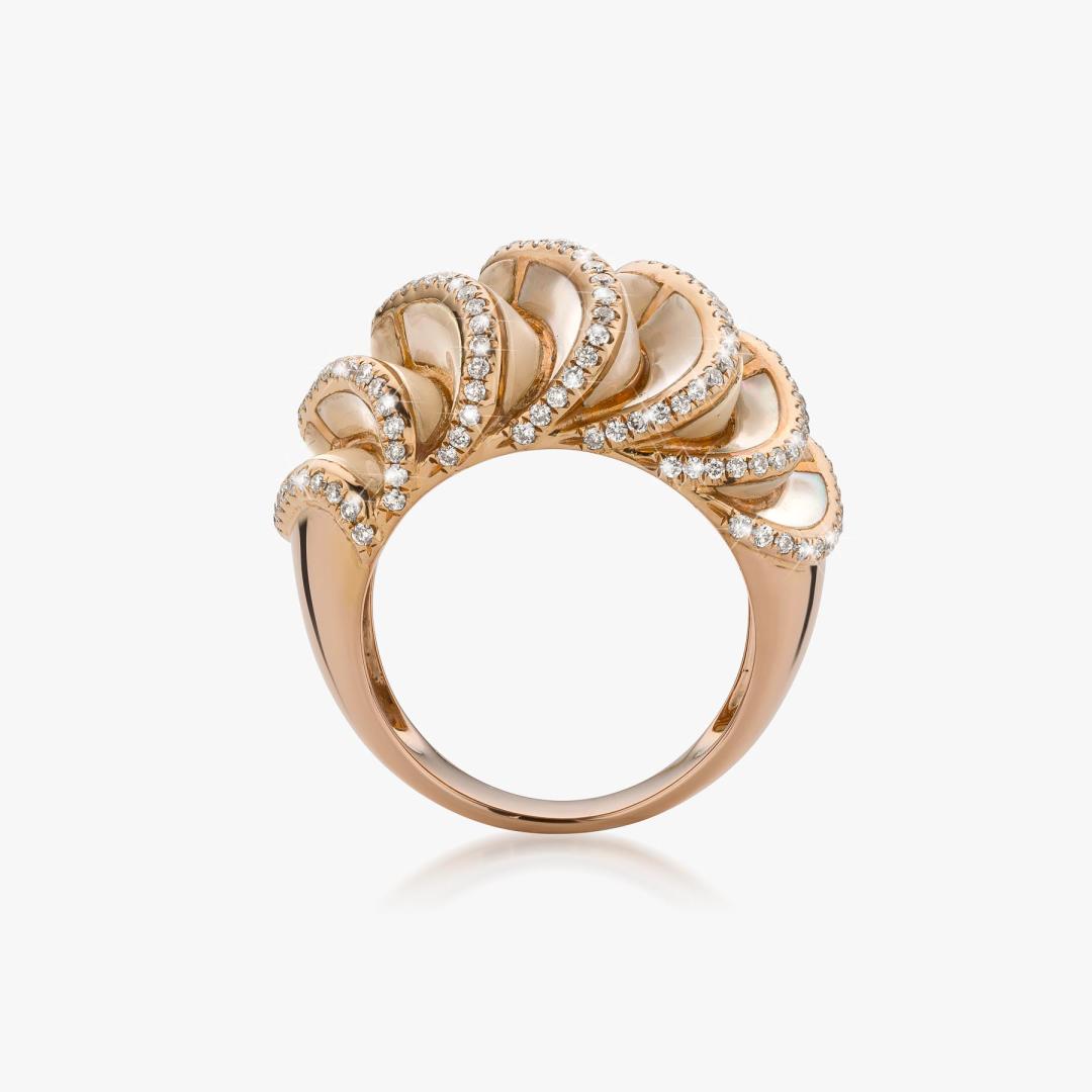 Rose gold Olia ring set with briljant-cut diamonds and white mother-of-pearl made by Atelier Wittmann