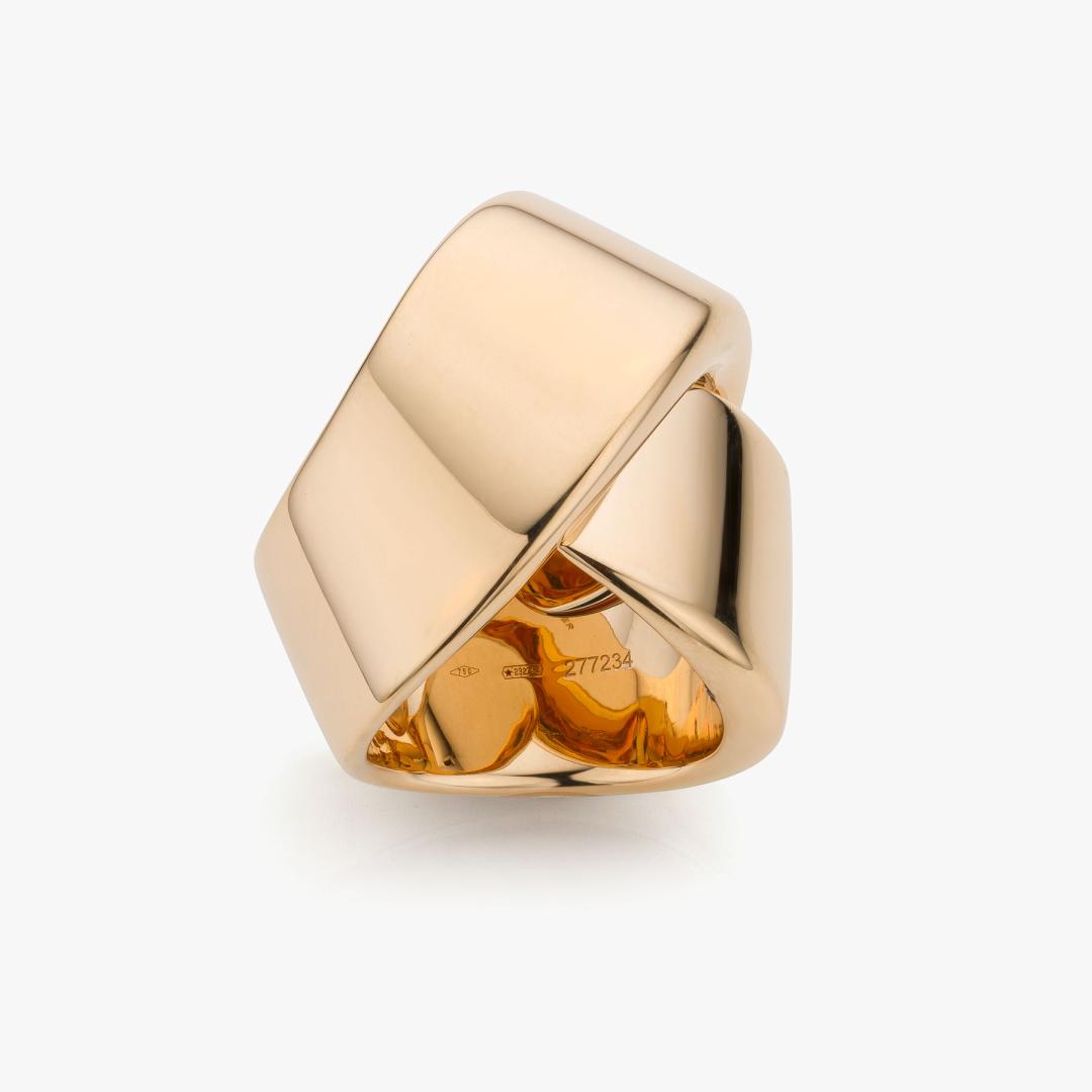 Abbraccio ring in rose gold made by Vhernier